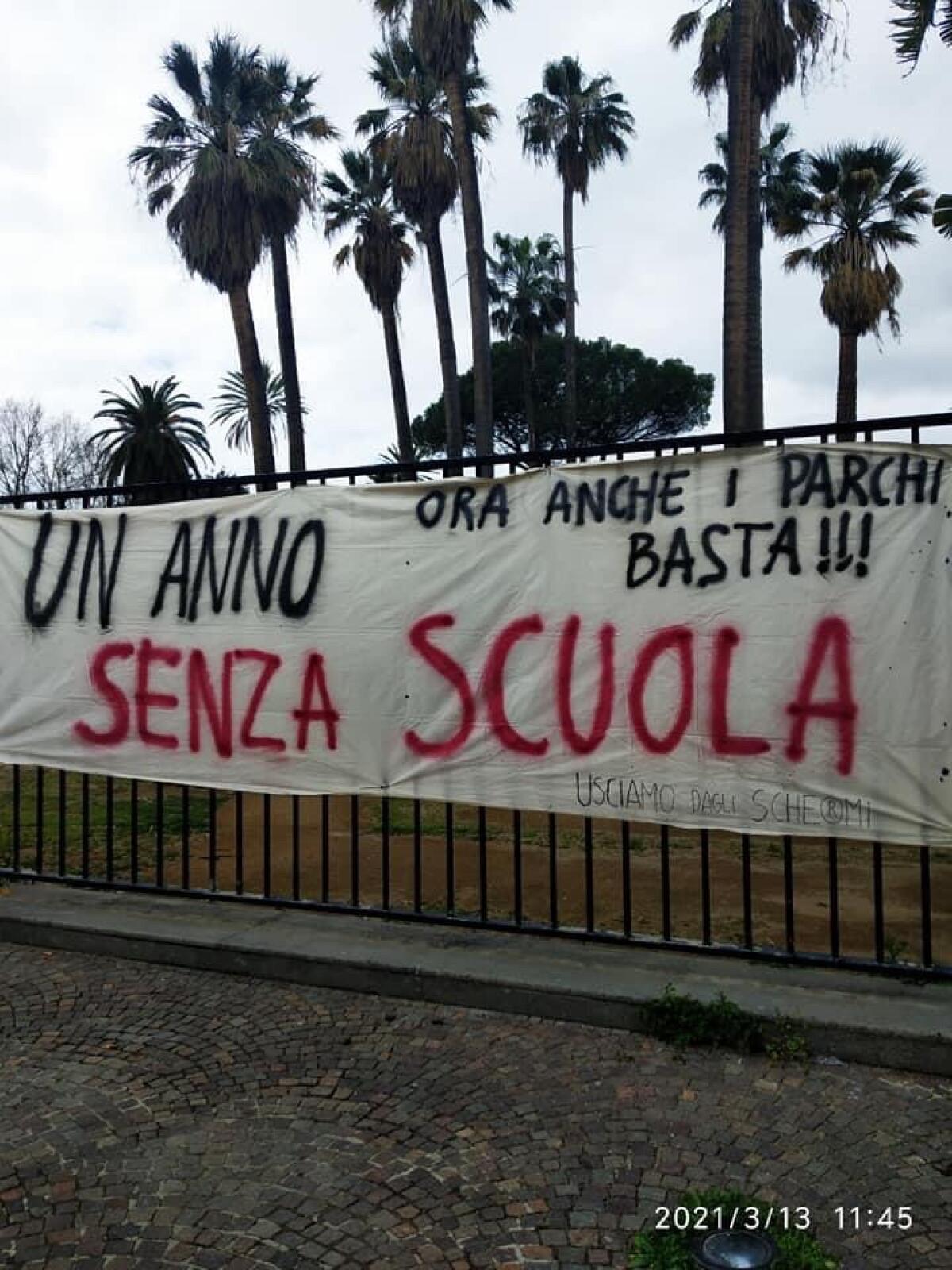 Scuole chiuse, anche gli adolescenti dovrebbero tornare in classe -