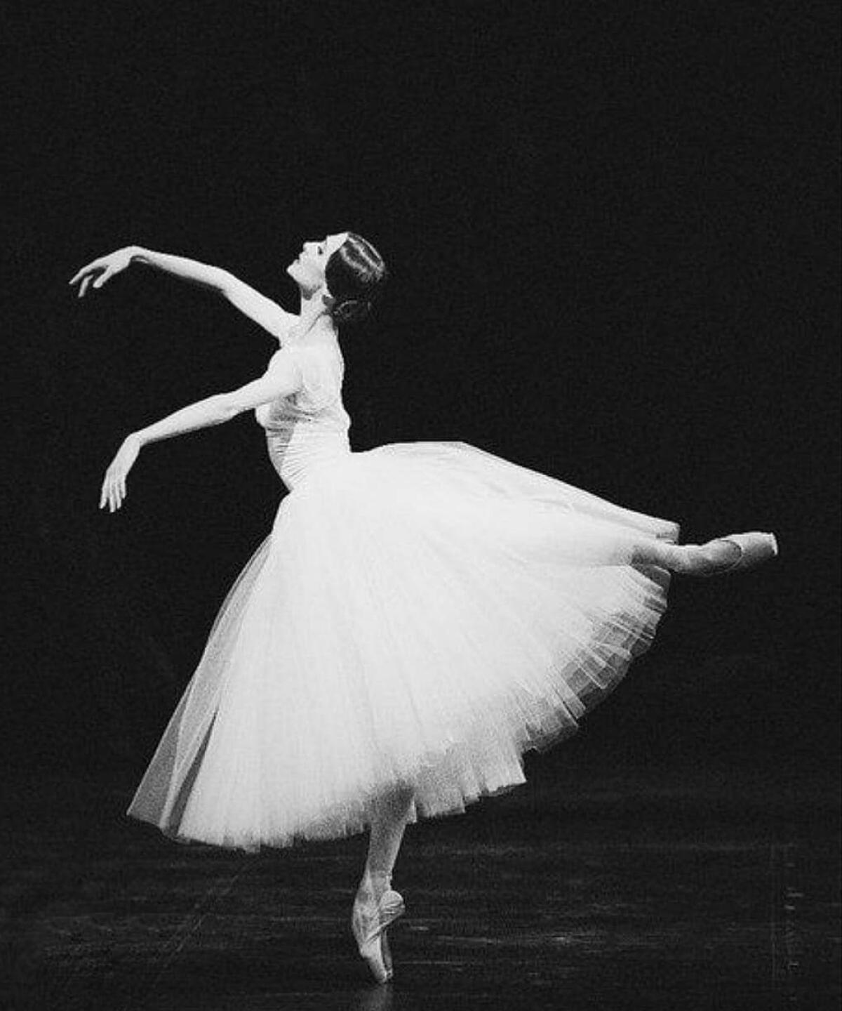 Il CNDDU invita i docenti di ogni ordine e grado nella giornata di domani a ricordare nelle aule scolastiche la figura di Carla Fracci come ambasciatrice di cultura e bellezza - 