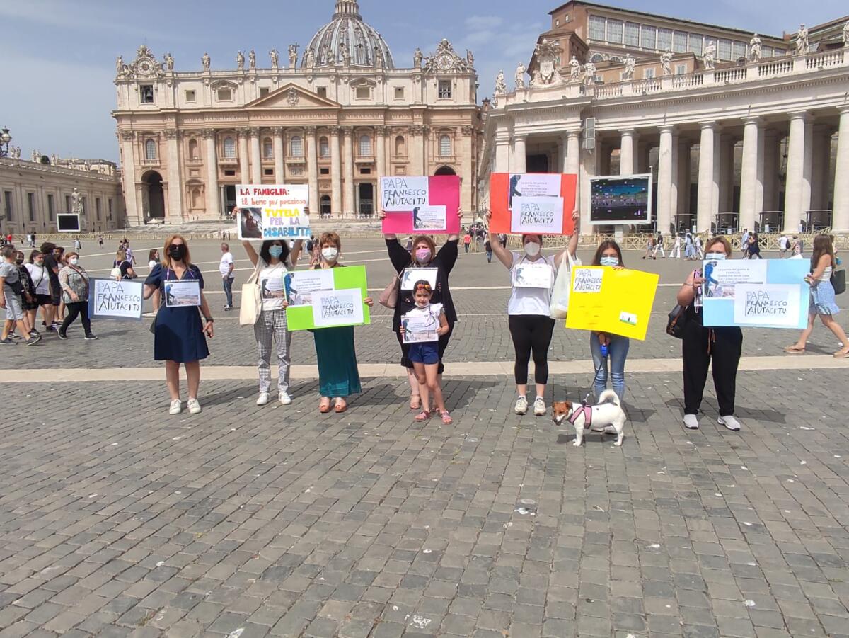 Oggi a Roma le docenti, madri e lavoratrici fuori sede hanno partecipato all’Angelus in piazza San Pietro -