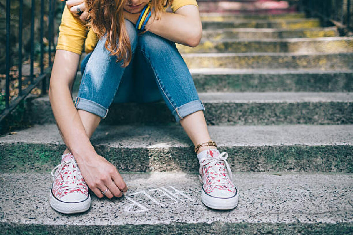 Il CNDDU: "Partecipazione umana e commozione per la scomparsa di due giovani nel giorno della riapertura delle scuole" - Teenage grl sitting on a staircase outside feeling depressed