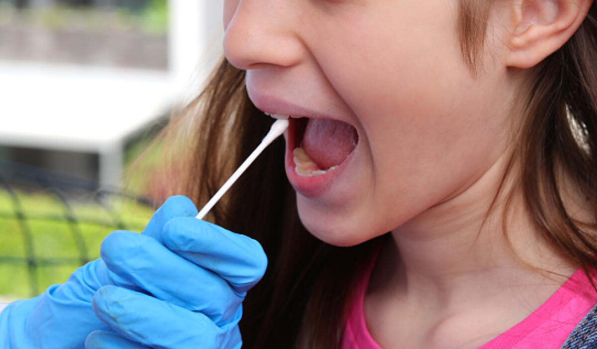 ANCODIS: la diffusione del covid19 e la scuola diversamente indaffarata nell’emergenza pandemica - doctor performs a medical swab to the girl who seems to have no symptoms but could be a healthy carrier of the coronavirus