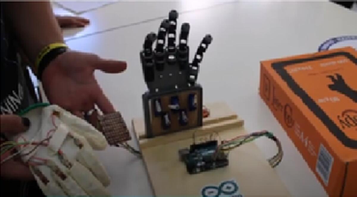 Il CrittoArtik: "La mano robotica creata con gli scarti" - 