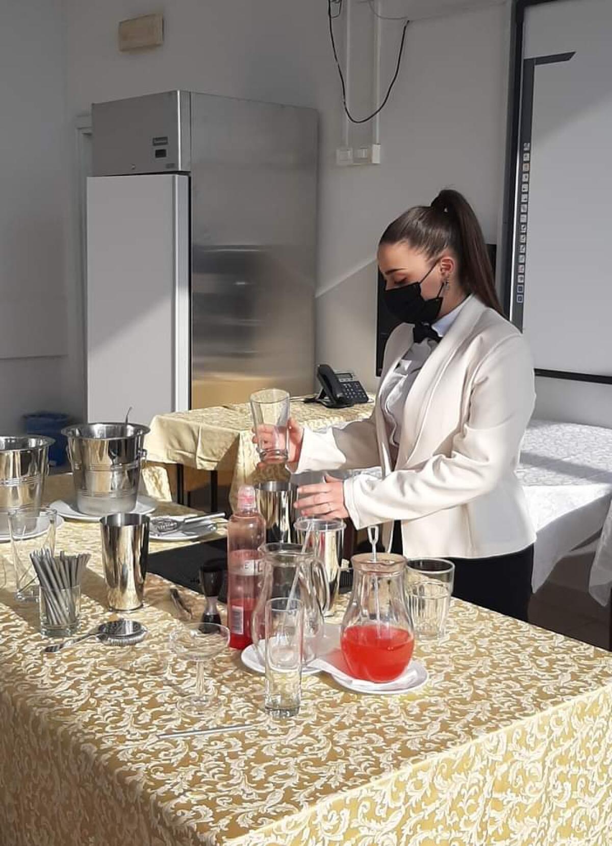 Scuola, Ylenia è l'alunna vincitrice del concorso nazionale Iba Drink anni 80 - 