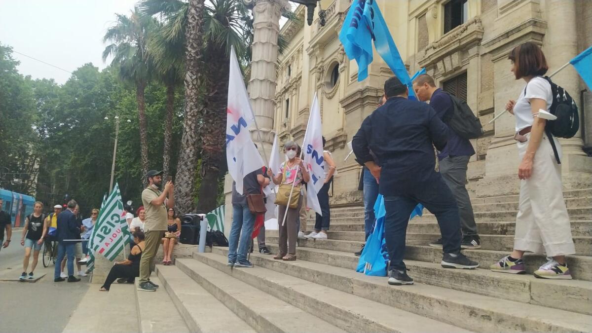Docenti vincolati assunti da GPS protestano davanti agli uffici del Ministero dell'Istruzione, interviste esclusive - 