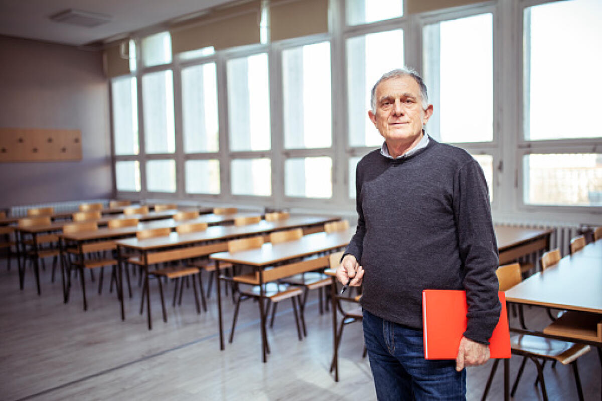 SCUOLA – Arriva il docente senior ma nel 2032, solo uno per istituto e prenderà 5.650 euro. Anief: decisione scellerata di un Governo che con il DL Aiuti bis travalica i suoi poteri modificando il Pnrr e creando disparità tra gli insegnanti, Mattarella in - Teacher in High School