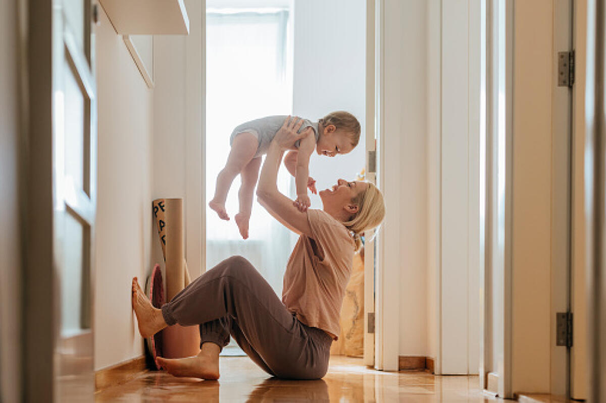 Potrei scrivere pagine e pagine di profondo disagio su questa storia ma se scrivo è solo per chiedere che la mobilità possa essere garantita a TUTTI! - Side view of playful young woman lifting baby daughter. Cute toddler girl is having fun with mother. They are enjoying at home.