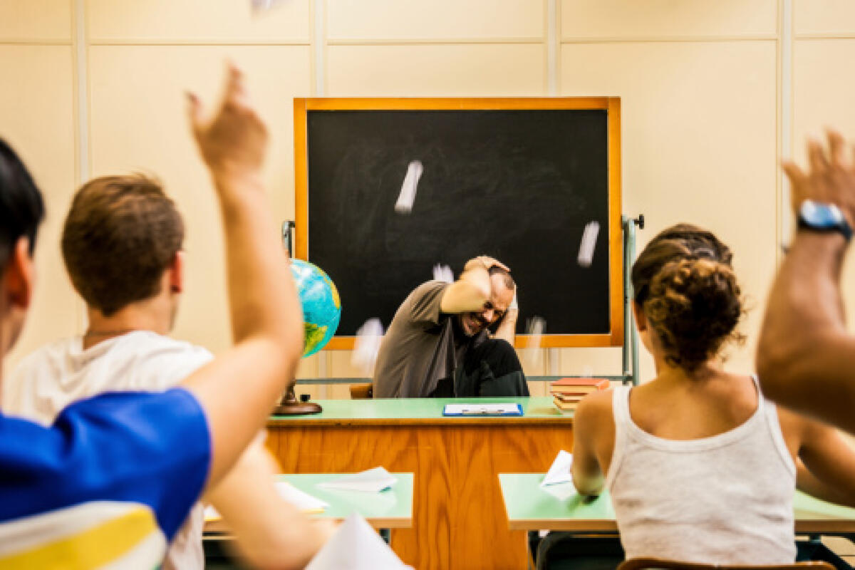 Aggressioni a docenti e ai collaboratori, i DS dove sono? - Students throwing wads of paper to the teacher.
