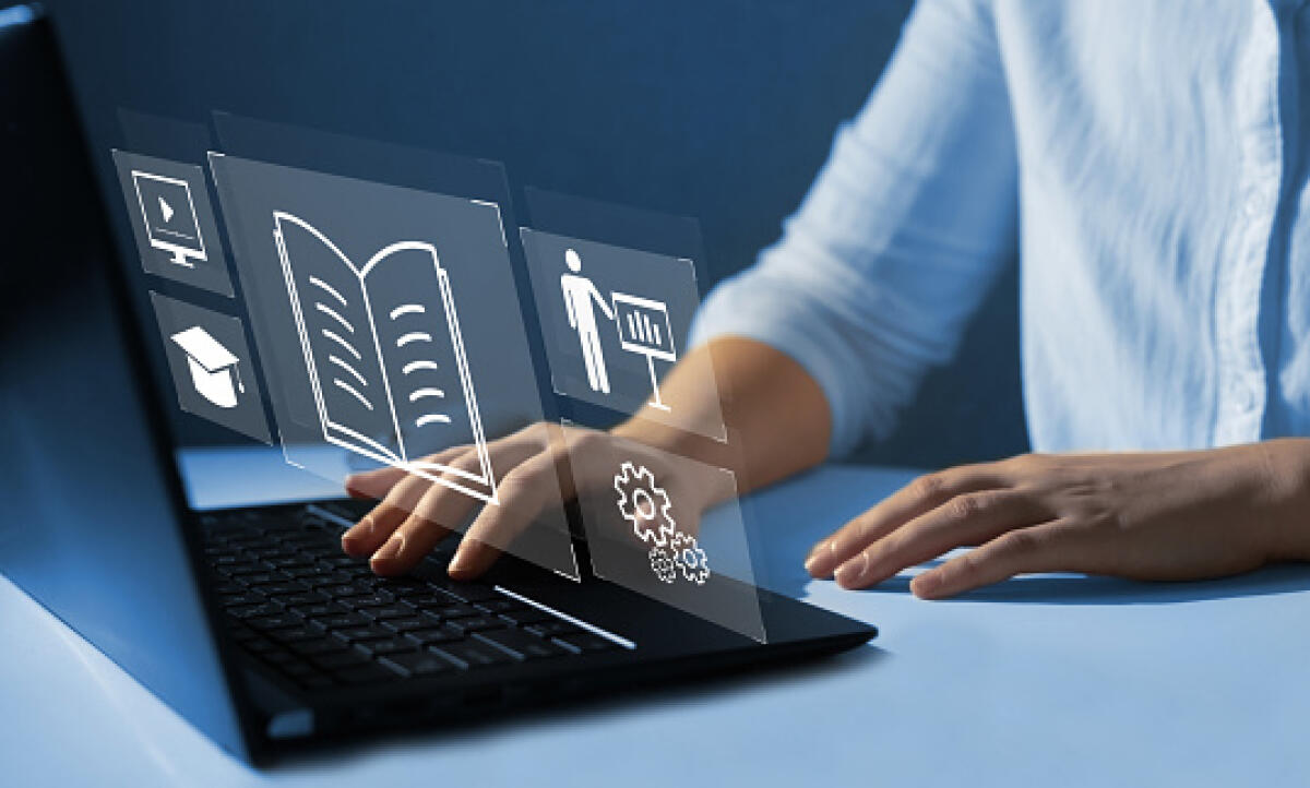 Un concorso per dirigenti scolastici nella scuola moderna? - Education on internet Technology. E-learning education and internet lessons. Person who attends online lessons on a digital screen