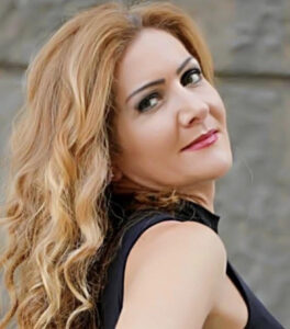 NOTA BIOGRAFICA dell’autrice: Valeria Fatone è giornalista professionista, inviata, scrittrice, autrice. Dopo la laurea in Lettere Moderne all’Università degli Studi di Milano e il praticantato alla International Spectrum Radio di Londra, si trasferisce a