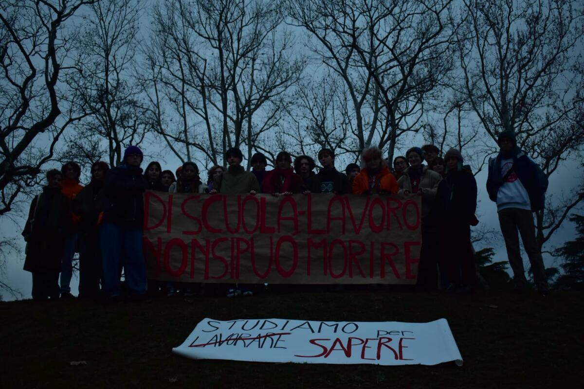 “Lorenzo Parelli vive nelle nostre lotte, la politica ci ascolti subito”: la protesta degli studenti ad un anno dalla morte di Lorenzo Parelli -
