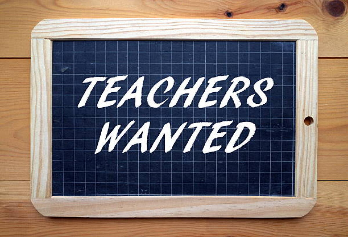 SBC: trovare insegnanti in futuro sarà difficile ecco perché bisogna assumerli ora - The phrase Teachers Wanted in white text on a slate blackboard