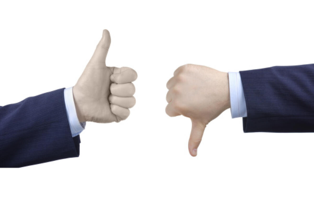 SBC risponde alla DS Costarelli che propone la valutazione periodica dei docenti con un esame di un Ispettore e del DS - Thumbs up and thumbs down isolated on white