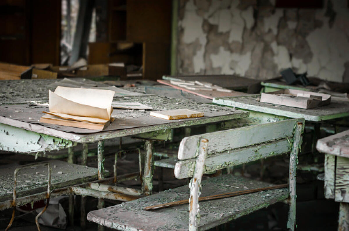 SBC: se la scuola è così ridotta, gli insegnanti possono autoassolversi? - school room desk and book in abandoned radioactive city Chernobyl Ukraine