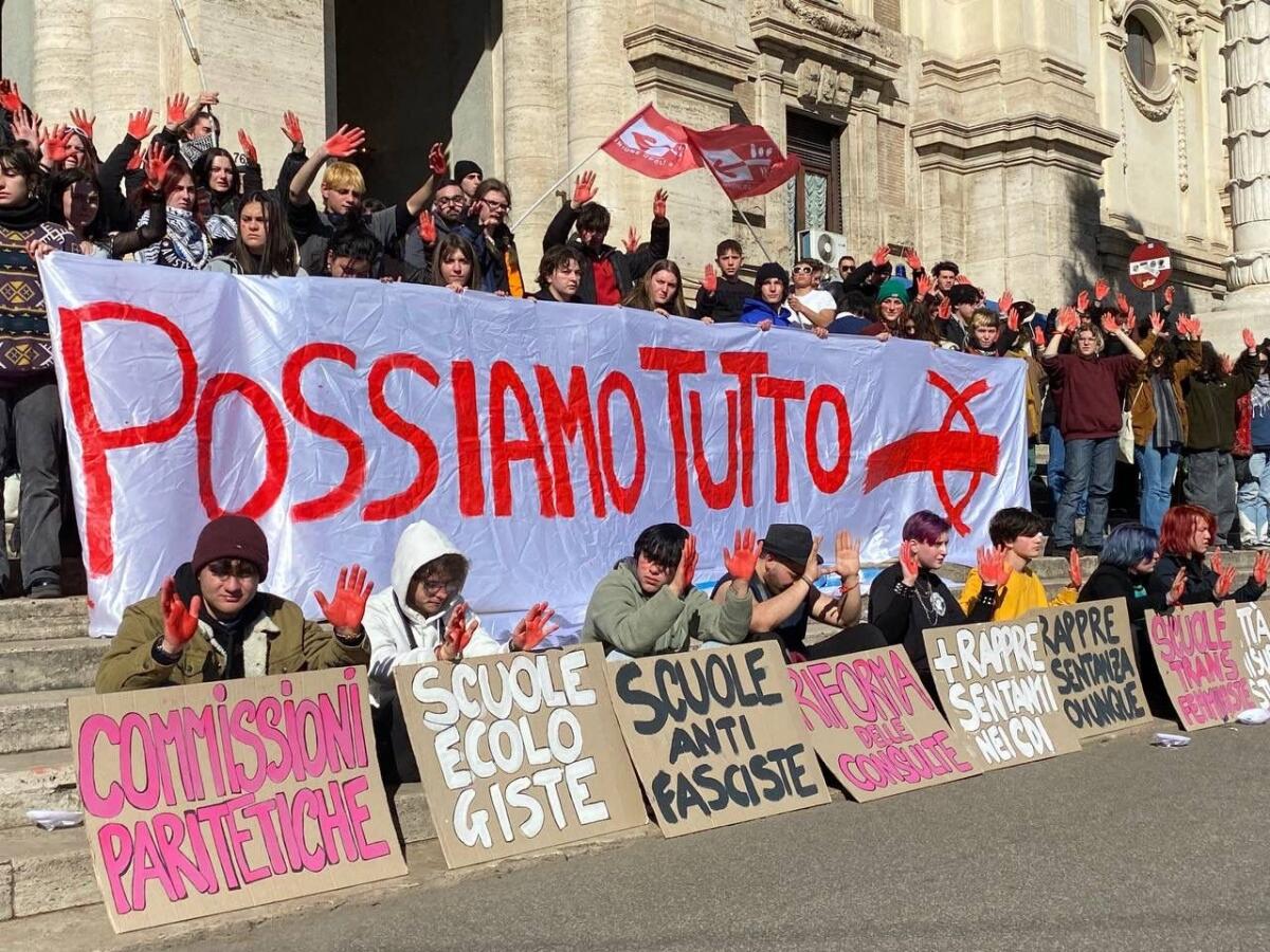 “POSSIAMO TUTTO, Valditara convocaci” Il grido degli studenti davanti al Ministero dell'Istruzione -