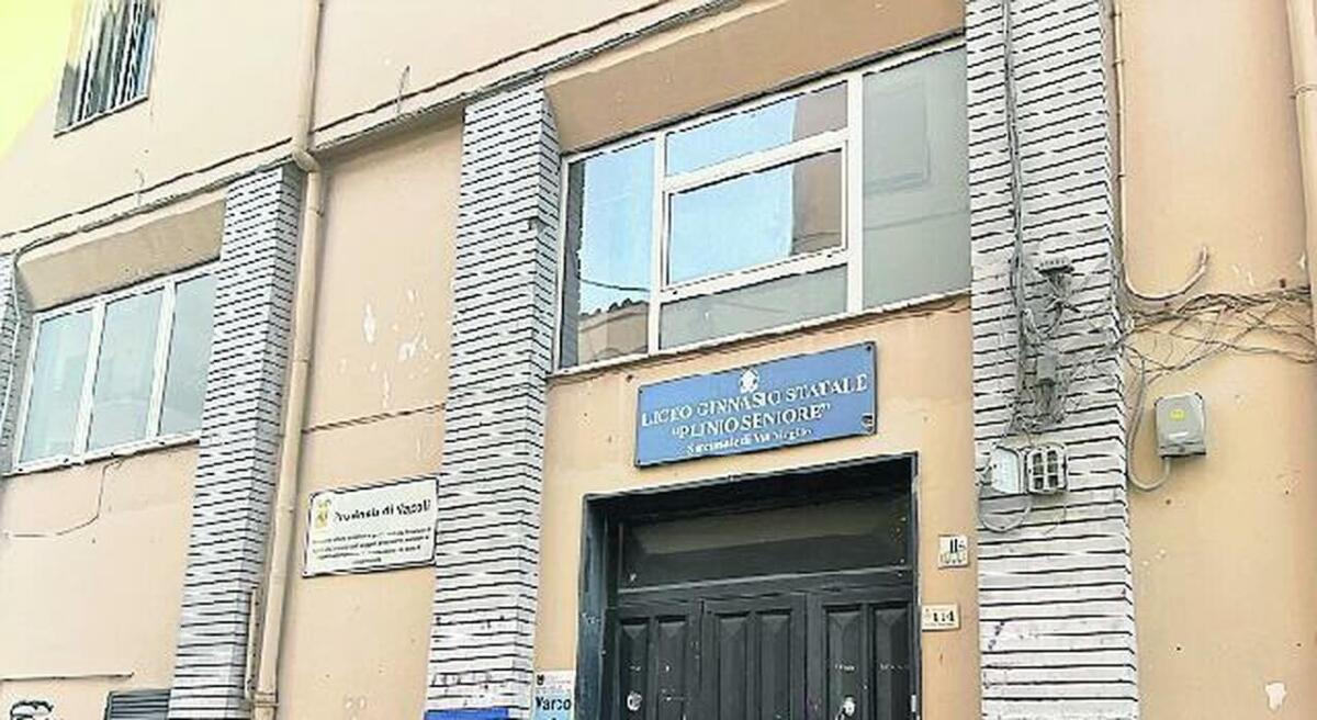 Castellammare di Stabia: blitz punitivo nei confronti di una docente davanti agli alunni dell’Istituto Plinio Seniore -