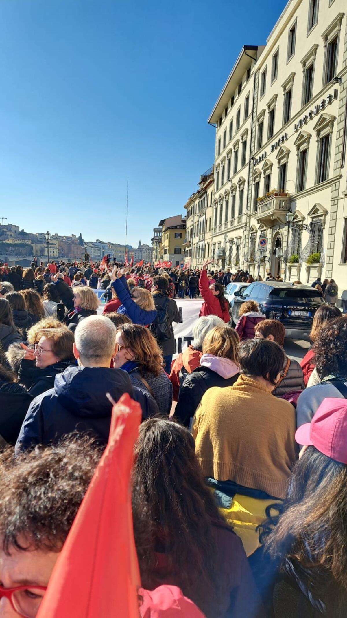Oggi pomeriggio la Flc Cgil Nazionale, raccogliendo l'appello delle RSU delle scuole di Firenze e di tutte le realtà, ha organizzato questa manifestazione a Firenze, peraltro la sua città, medaglia d'oro della Resistenza -