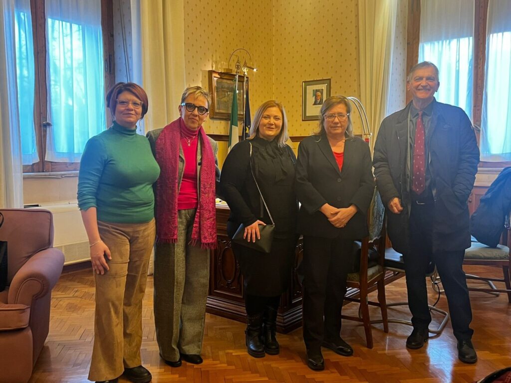 Partendo da sinistra: Ylenia Franco, Mariolina Ciarnella, Doriana D’Elia, Paola Frassinetti e Ezio Sinna