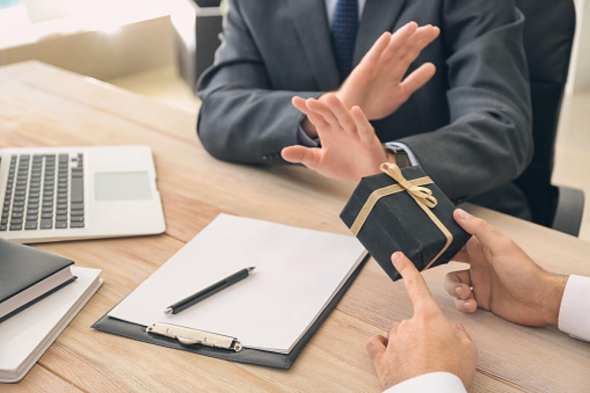 Il dirigente-manager e la corruzione - Businessman refusing to take bribe in office. Concept of corruption