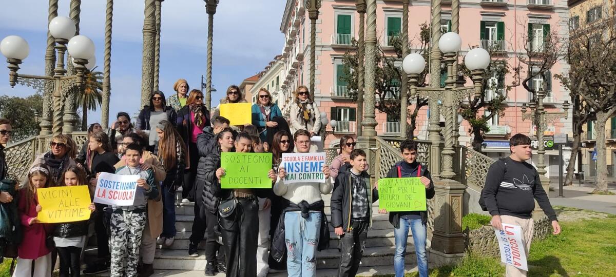 Dopo poco più di una settimana dall’aggressione alla professoressa Lucia Celotto, oggi pomeriggio si è svolta una manifestazione contro la violenza nelle scuole organizzata da un’associazione culturale stabiese -