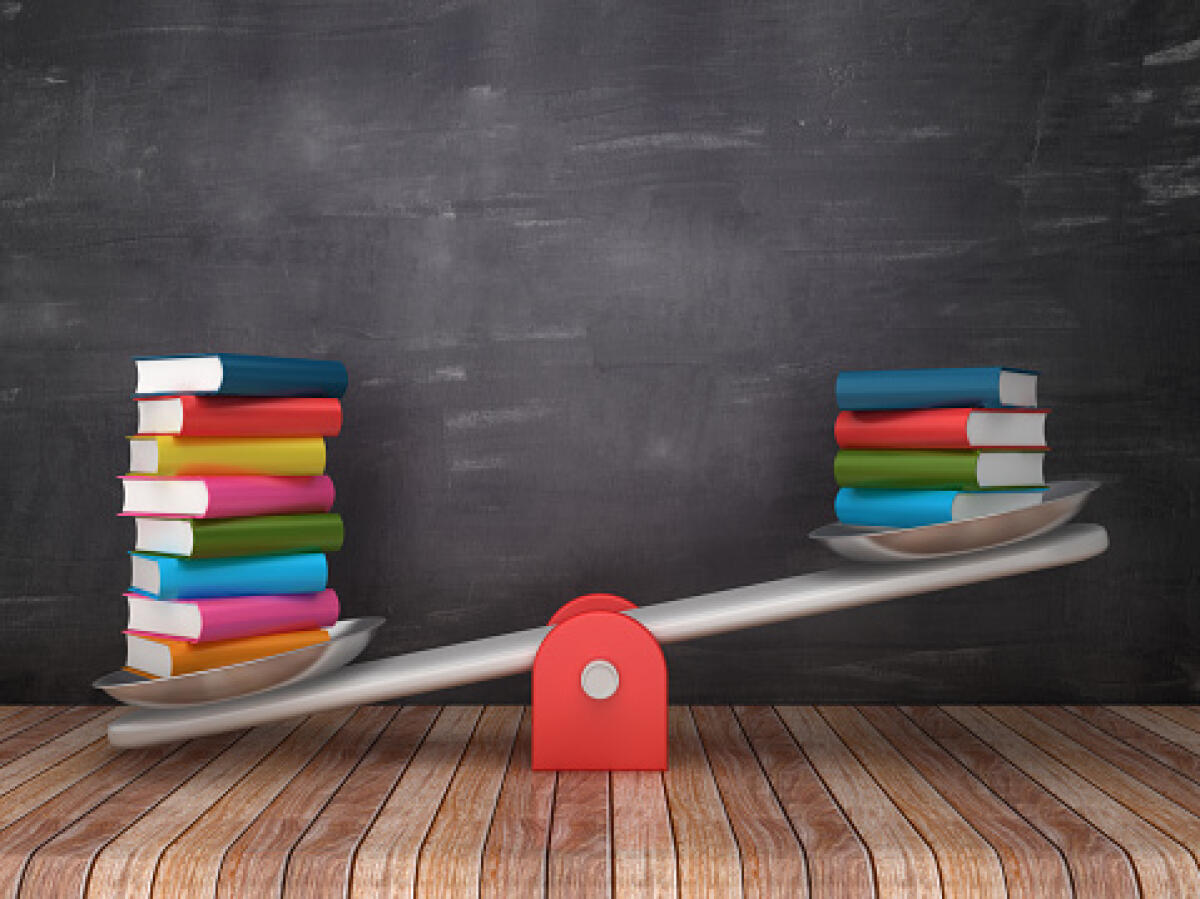 Ciò che chiedono gli iscritti allo straordinario bis, sarebbe una forzatura senza precedenti a danno dei quattro quinti dei precari - Seesaw Scale with Books on Chalkboard Background - 3D Rendering