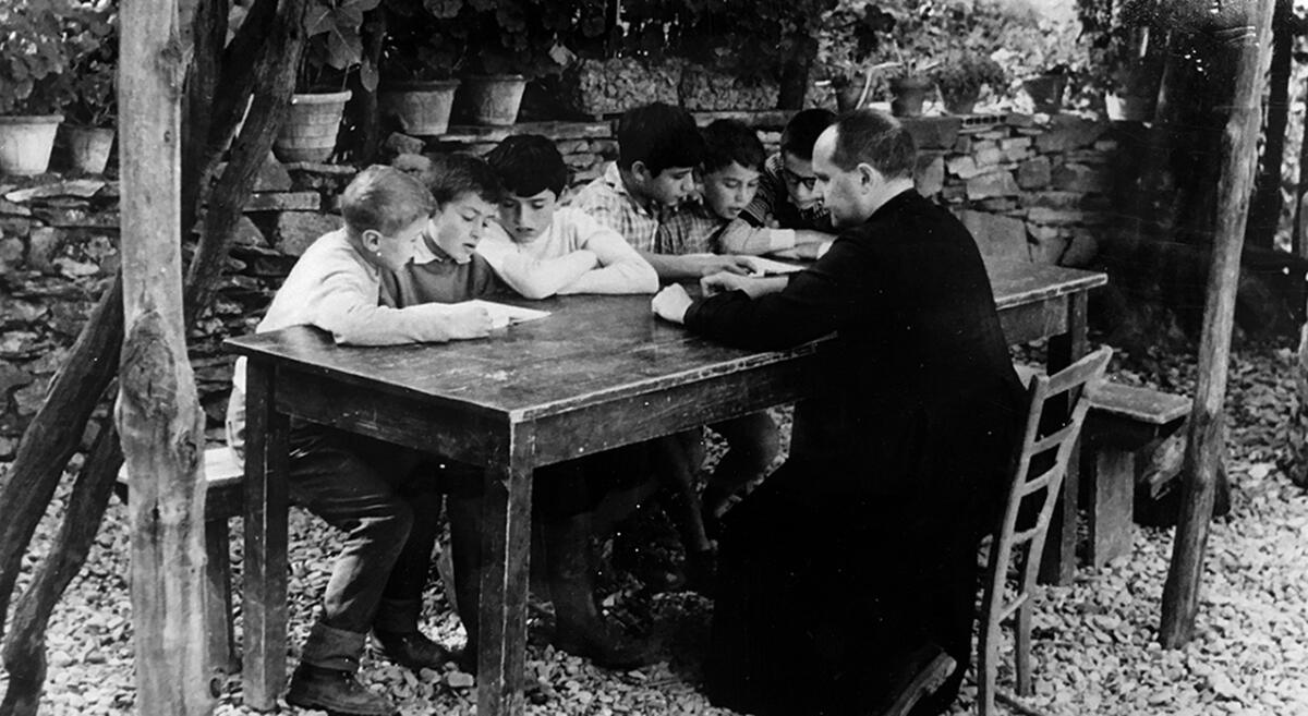 DON MILANI – Ha portato avanti le sue idee anche da confinato, oggi tanti insegnanti operano in condizioni difficili e lo Stato non li aiuta: il commento dell’Anief - 