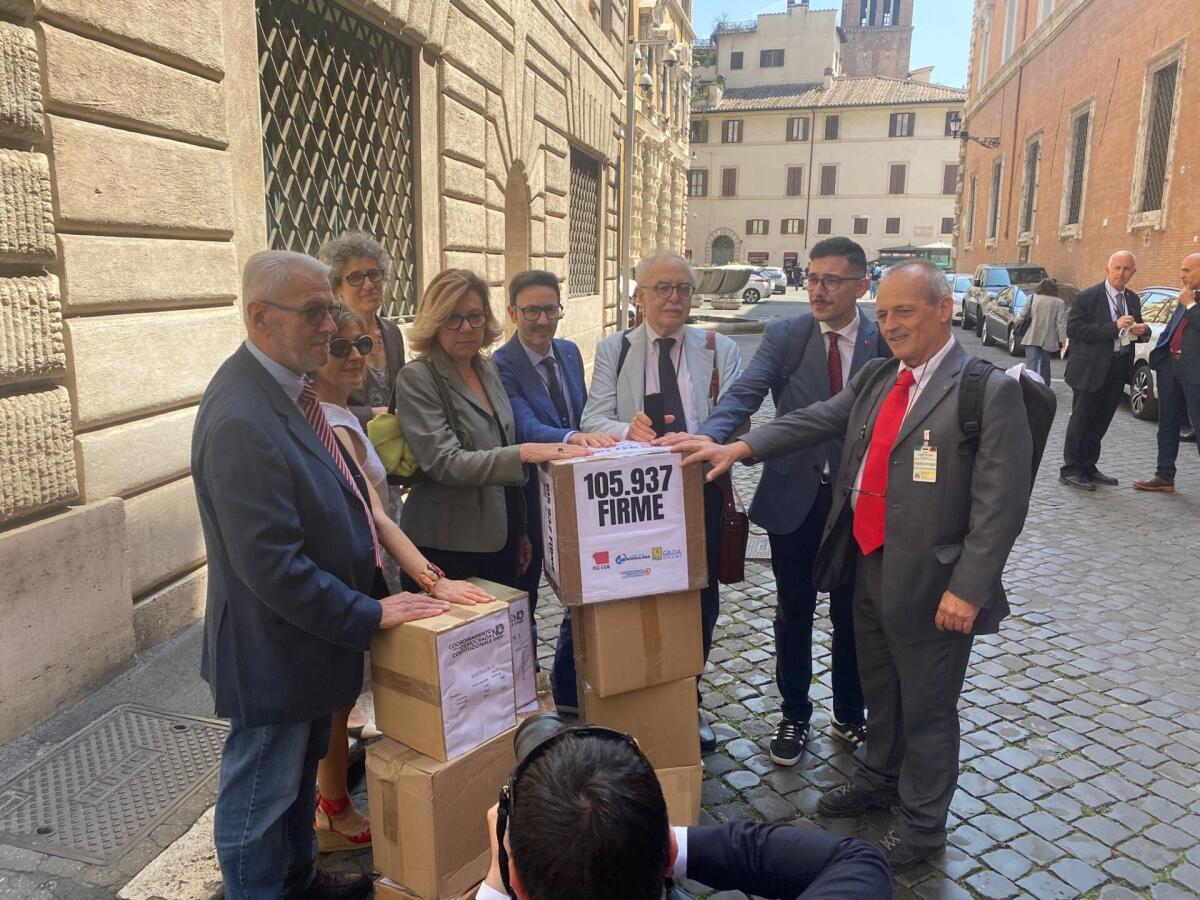 Le firme della scuola al Senato. Uil: risposta chiara. Ora la politica decida: dica apertamente da che parte sta - 