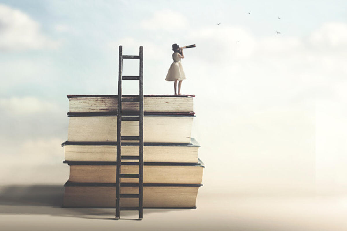 Lettera alla redazione. Questo in sintesi è la bellezza dell'insegnare: accompagnare anime a costruire il loro progetto di vita - woman who has achieved success looks towards the future