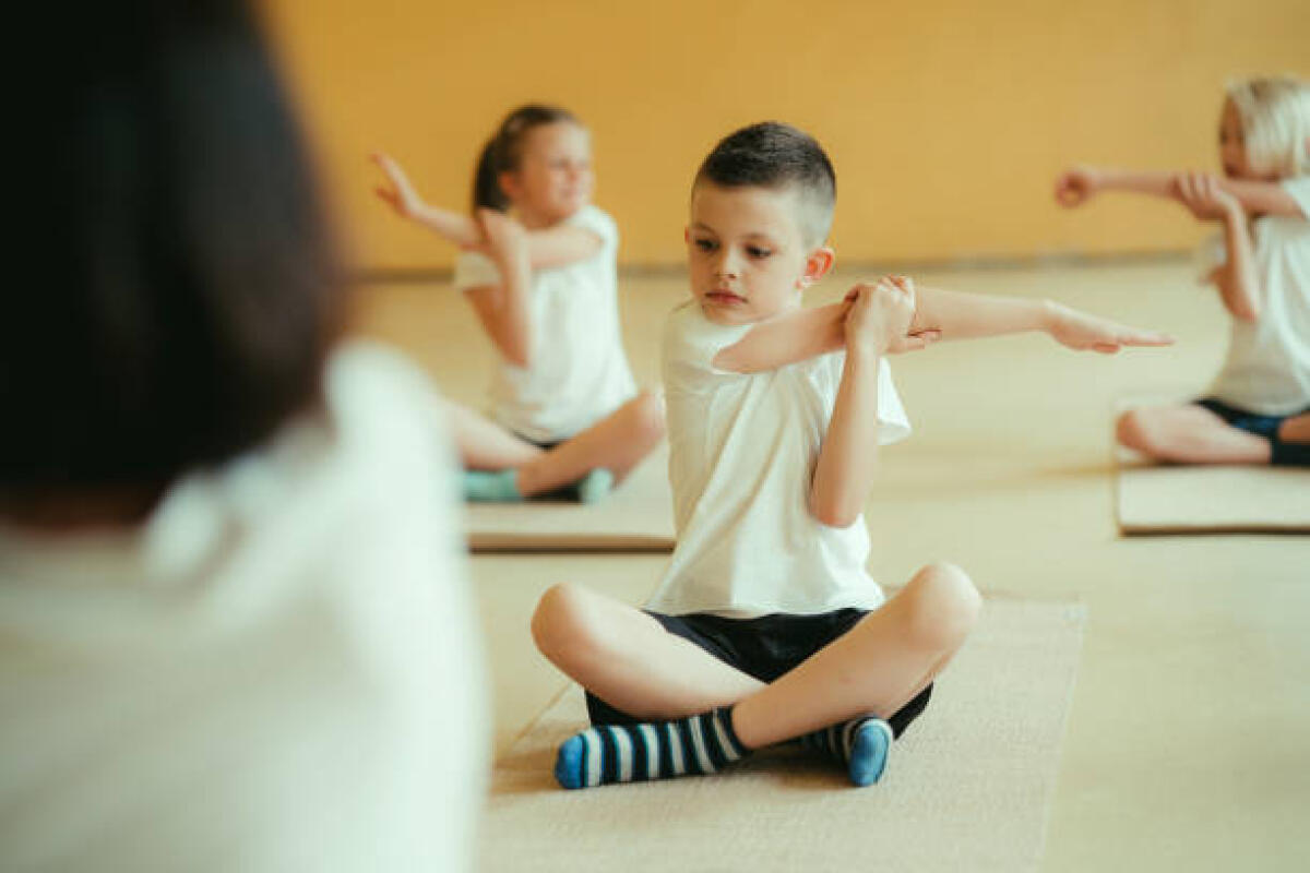 Educazione motoria alla primaria: pubblicato finalmente il DPCM che autorizza il contingente 2023/24 - School children exercising with teacher during physical education class