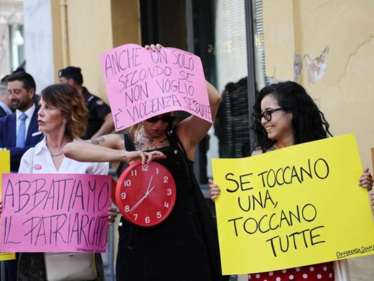 La palpata breve non è reato. La Procura impugna l’ assoluzione del bidello che aveva molestato una studentessa minorenne - La manifestazione contro la sentenza di assoluzione