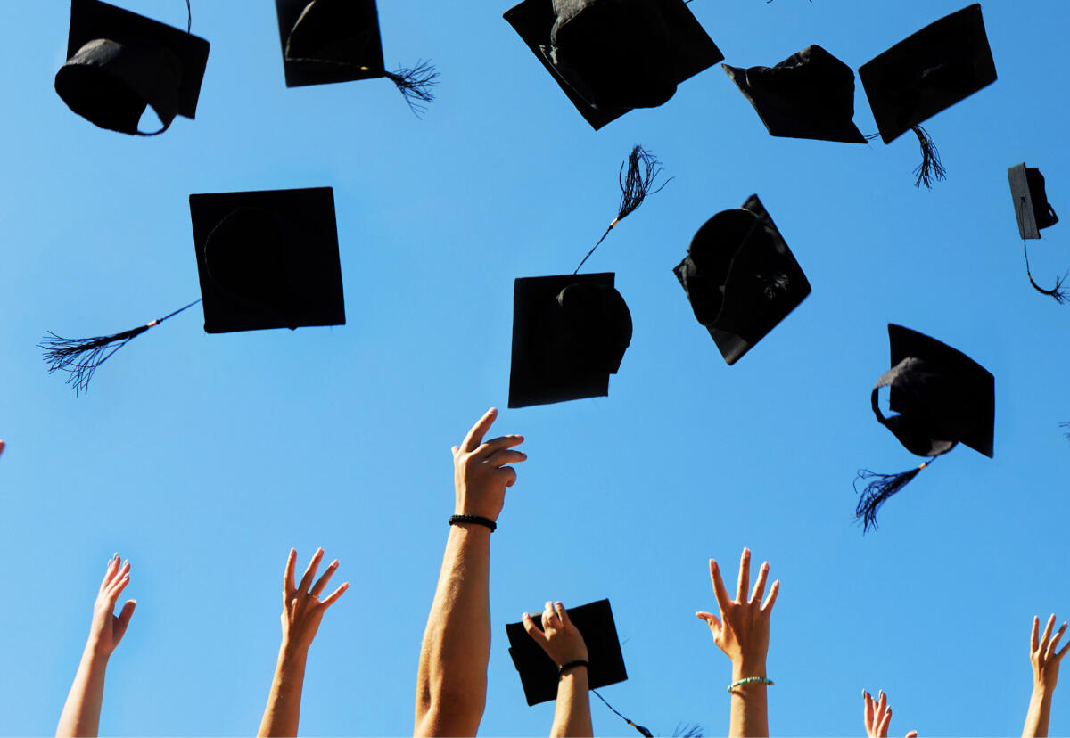 Diploma Day: al Primo Levi di Quartu Sant'Elena gli studenti lanciano i tocchi -
