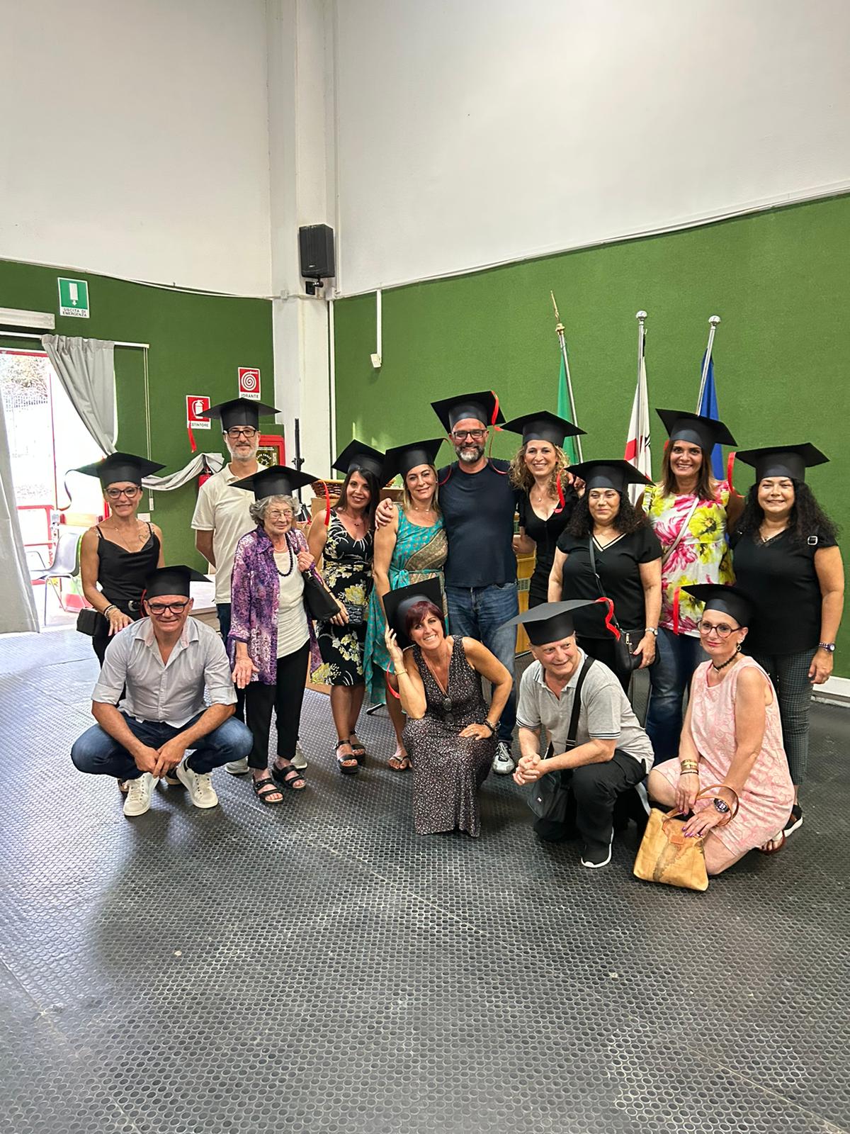 In foto, la classe 5E con i propri ex docenti in occasione dei festeggiamenti dei “30 anni” dal diploma presso il Levi.