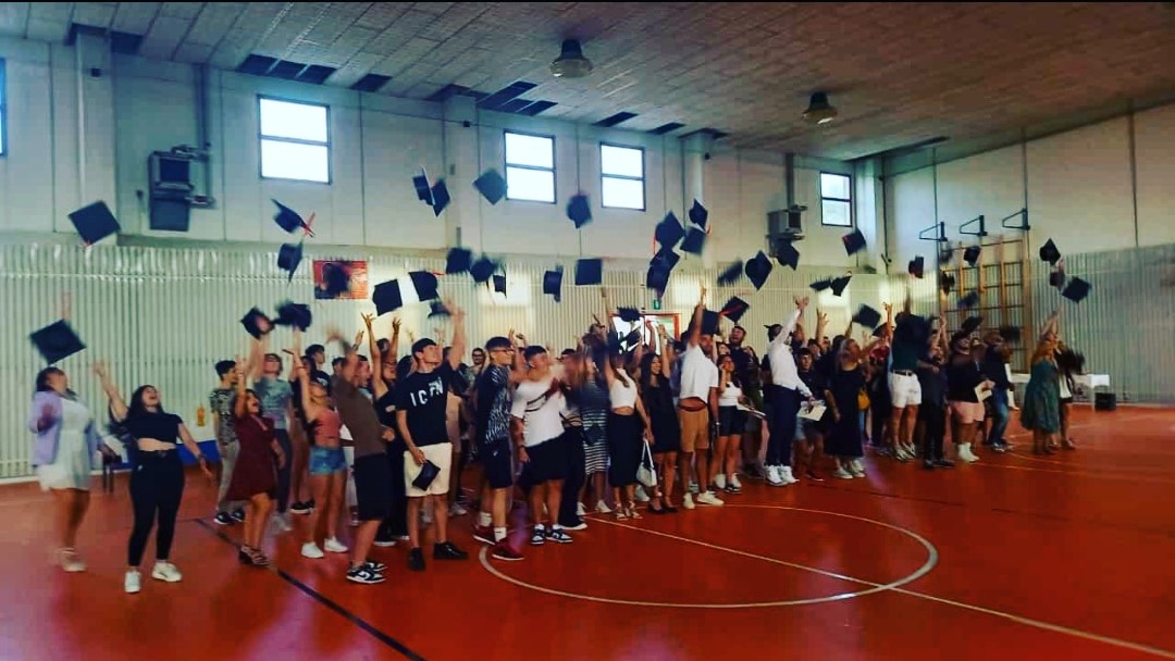 In foto, il lancio dei tocchi degli studenti diplomati dell’Istituto Primo Levi di Quartu Sant’Elena