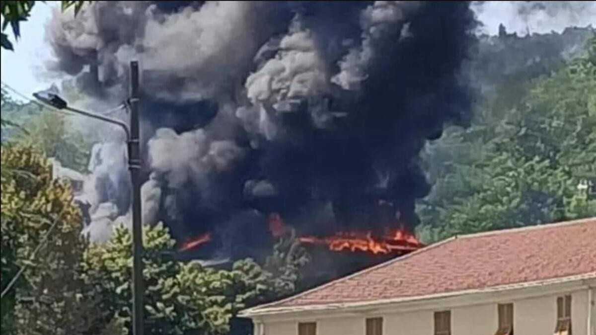 ANCODIS: incendio al plesso di Mignanego (GE), vicinanza alla comunità scolastica e alla vicepreside - Un'immagine dell'incendio a Mignanego realizzata da Stefano Giordano (USB vigili del fuoco)