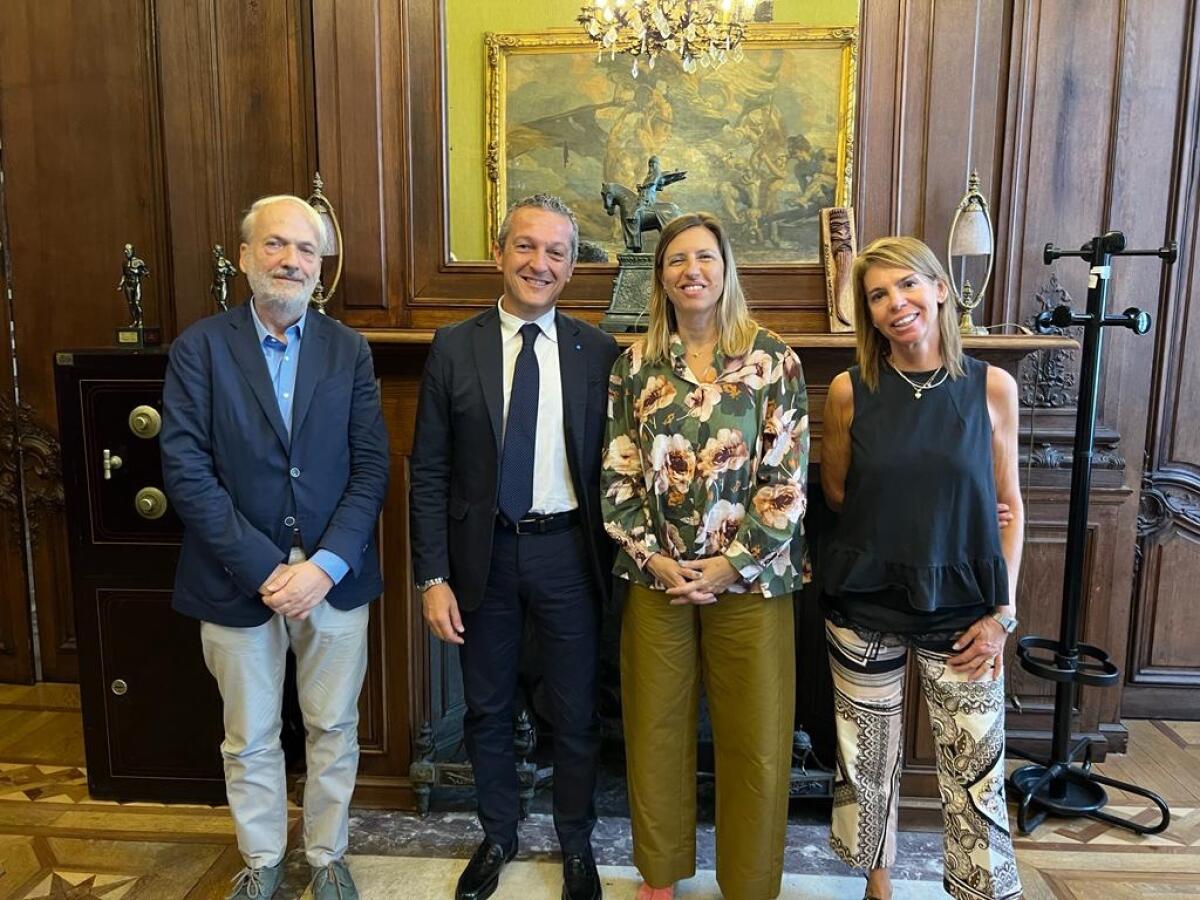 OCSE - Education at a glance 2023. D' Aprile: modello italiano è eccellenza nel mondo, ma... - Da sinistra, il dirigente scolastico del liceo Da Vinci Jean Pierre Arnold, la Console italiana in Francia Irene Castagnoli e la Rsu Uil Paola Perego.