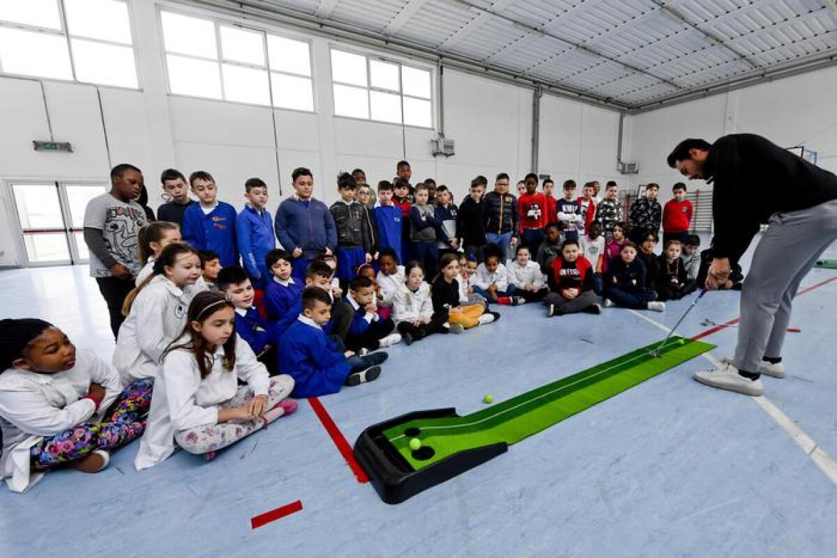 Rampelli (FdI): sport in Costituzione, ora palestre per tutte le scuole - La lezione di golf tenuta per i ragazzi dell'Istituto Comprensivo Villaggio Coppola di Castel Volturno (Caserta) dal golfista professionista Toti Caruso per iniziativa della Federgolf che vuole così avvicinare ai più giovani a questo sport, 4