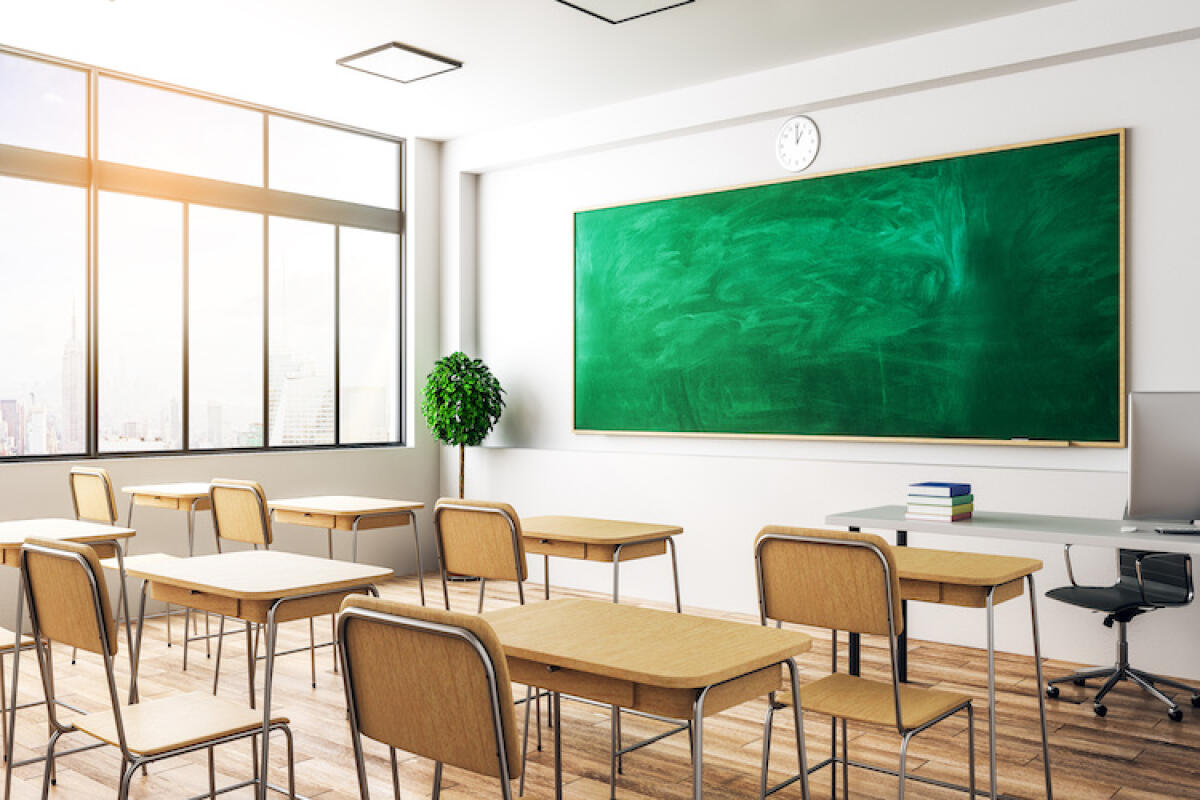 Ministro Valditara: “Adotteremo tutti gli strumenti suggeriti dagli esperti” - Modern classroom interior with empty chalkboard, furniture and daylight. Education and school concept. Mock up, 3D Rendering