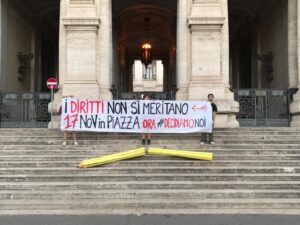 Foto dell’azione degli studenti davanti al Ministero dell’Istruzione del Merito