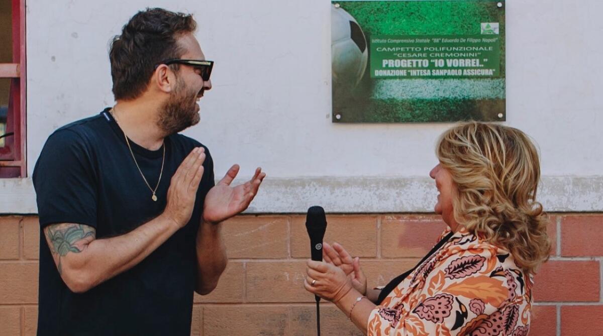 “Senza la scuola non avrei avuto successo” - Cesare Cremonini inaugura un campo di calcio a Ponticelli - 