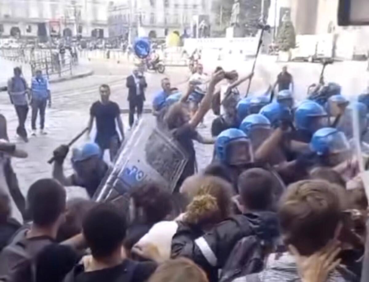Meloni contestata a Torino, per lei erano Centri sociali. Gli studenti: "Manganellate su tutti, chiaramente abbiamo fatto il possibile per tutelare i più piccoli" -