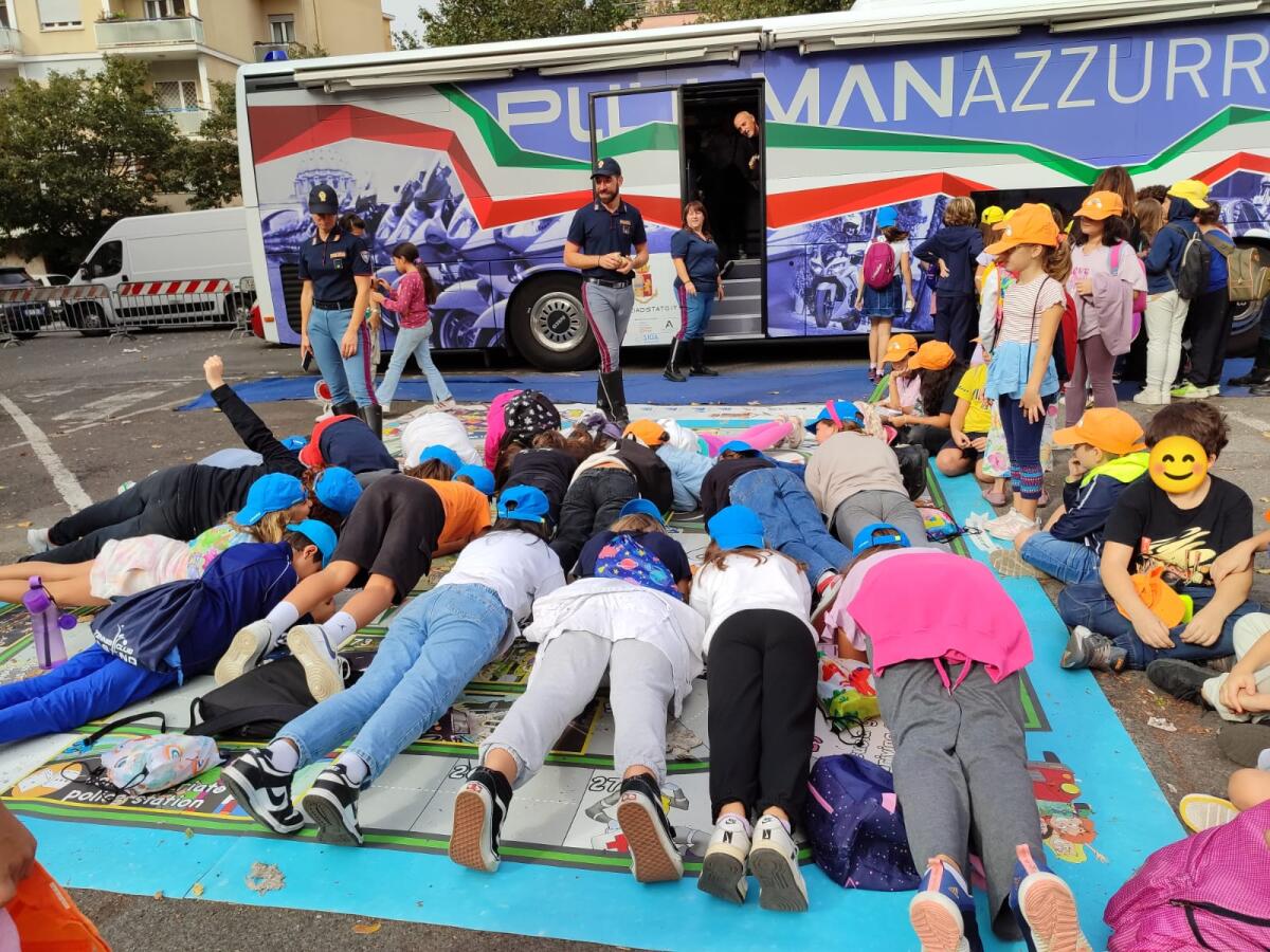 Stop alle infrazioni e precedenza alla consapevolezza. La sicurezza stradale parte dal Pullman Azzurro della Polizia di Stato -