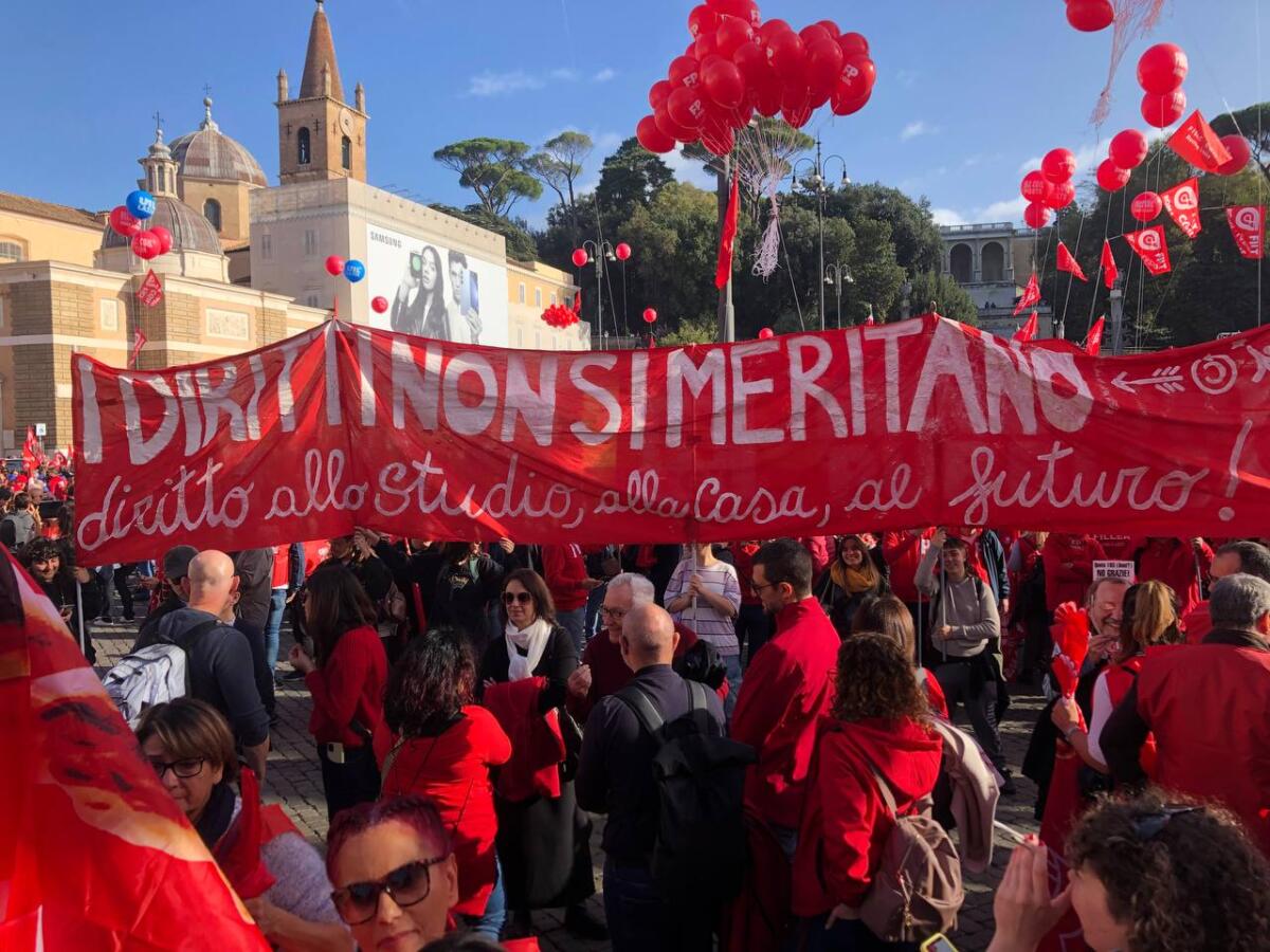 È cominciato lo sciopero studentesco internazionale: “Abbattiamo la scuola del merito, riprendiamoci i nostri diritti” -