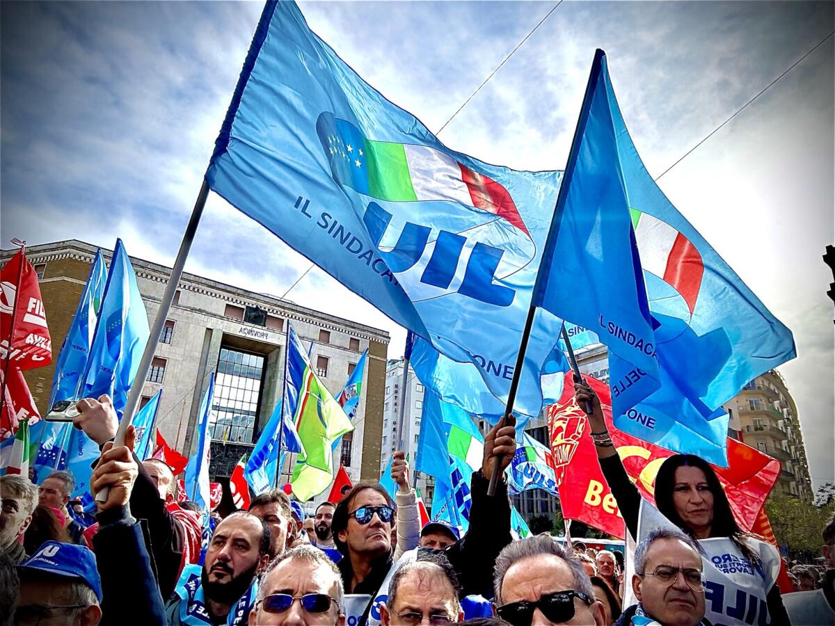 Cgil e Uil in piazza a Napoli: migliaia di partecipanti e traffico paralizzato -