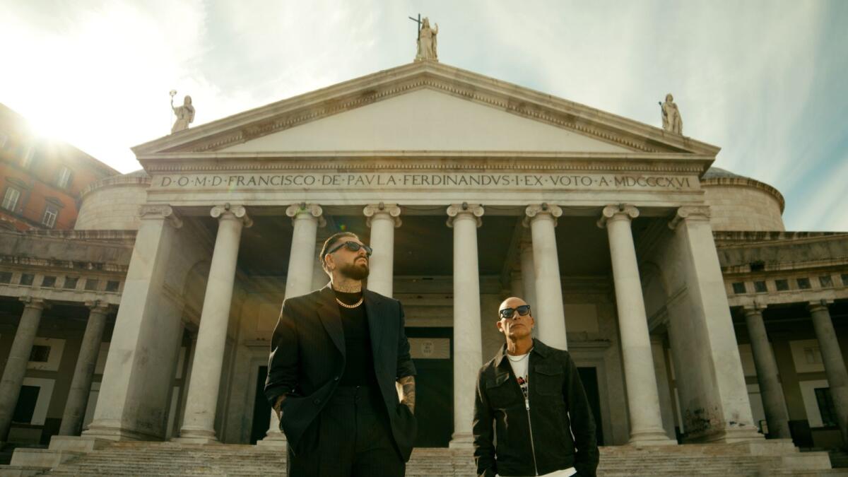 Il canto d'amore per Napoli di Marco Calone e Ciccio Merolla: online il videoclip "N'atu poco 'e te" -