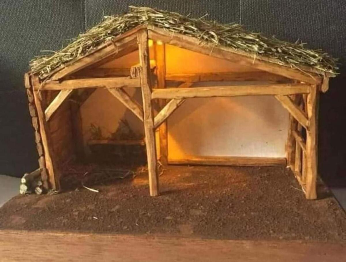 Quel presepe vuoto nelle chat dei docenti: gli auguri virali che fanno riflettere -