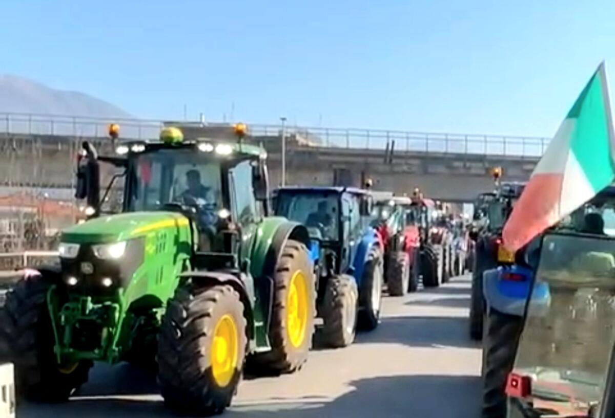 Agricoltori in rivolta per difendere il Made in Italy: migliaia di trattori da Nord a Sud puntano a Roma - 