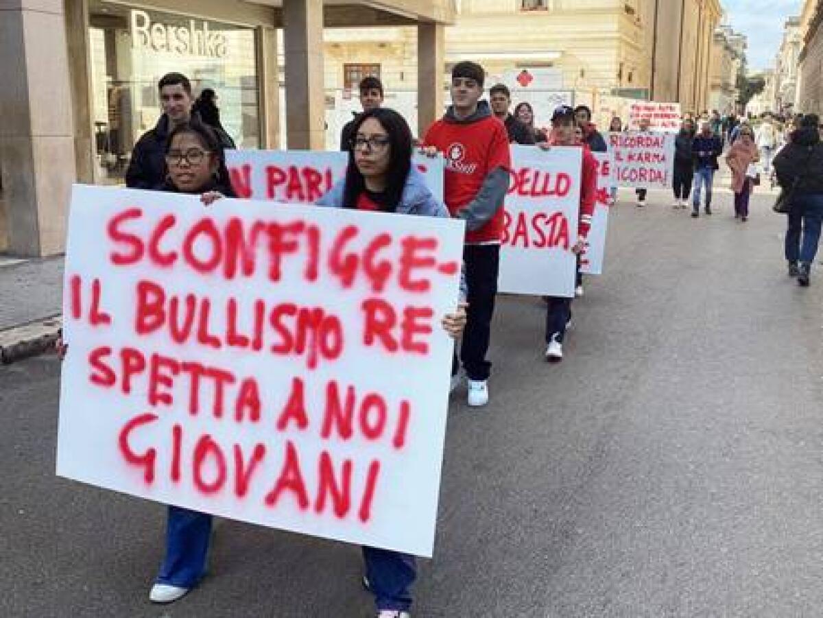 Flashmob antibullismo a Lecce  dei ragazzi del movimento Mabasta - 