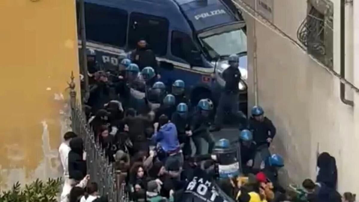I giovani vanno ascoltati, e non manganellati -