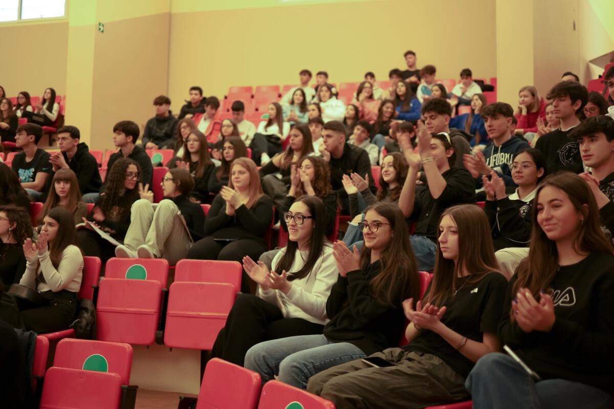 Studenti e autorità a Crotone: Impegno per la legalità e la cittadinanza responsabile -