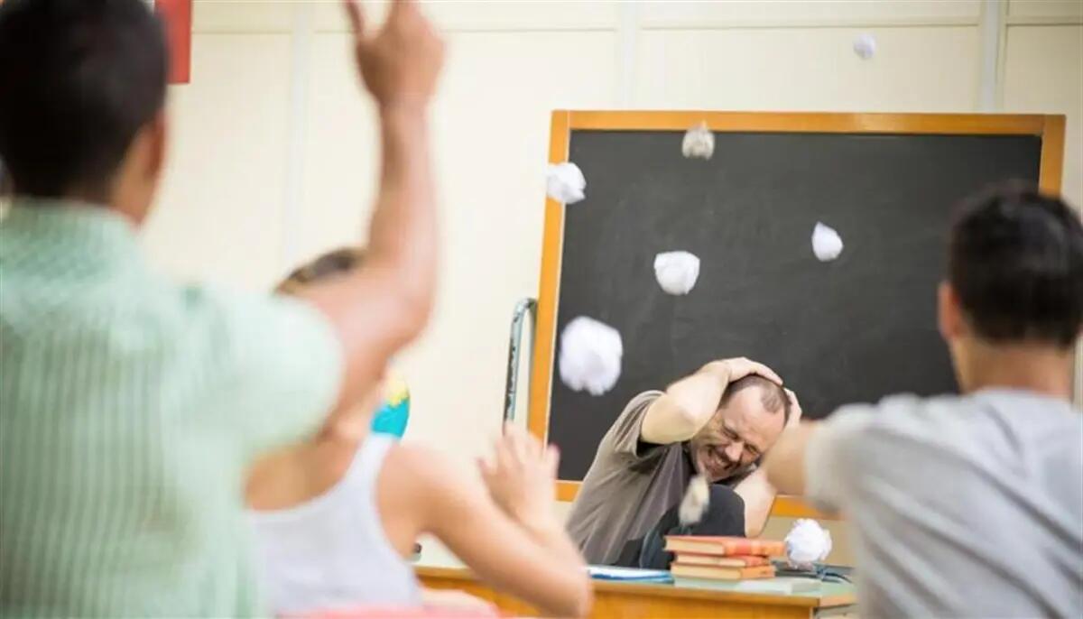 Colpito un altro docente. Sostenere la scuola pubblica non ostacolarla -