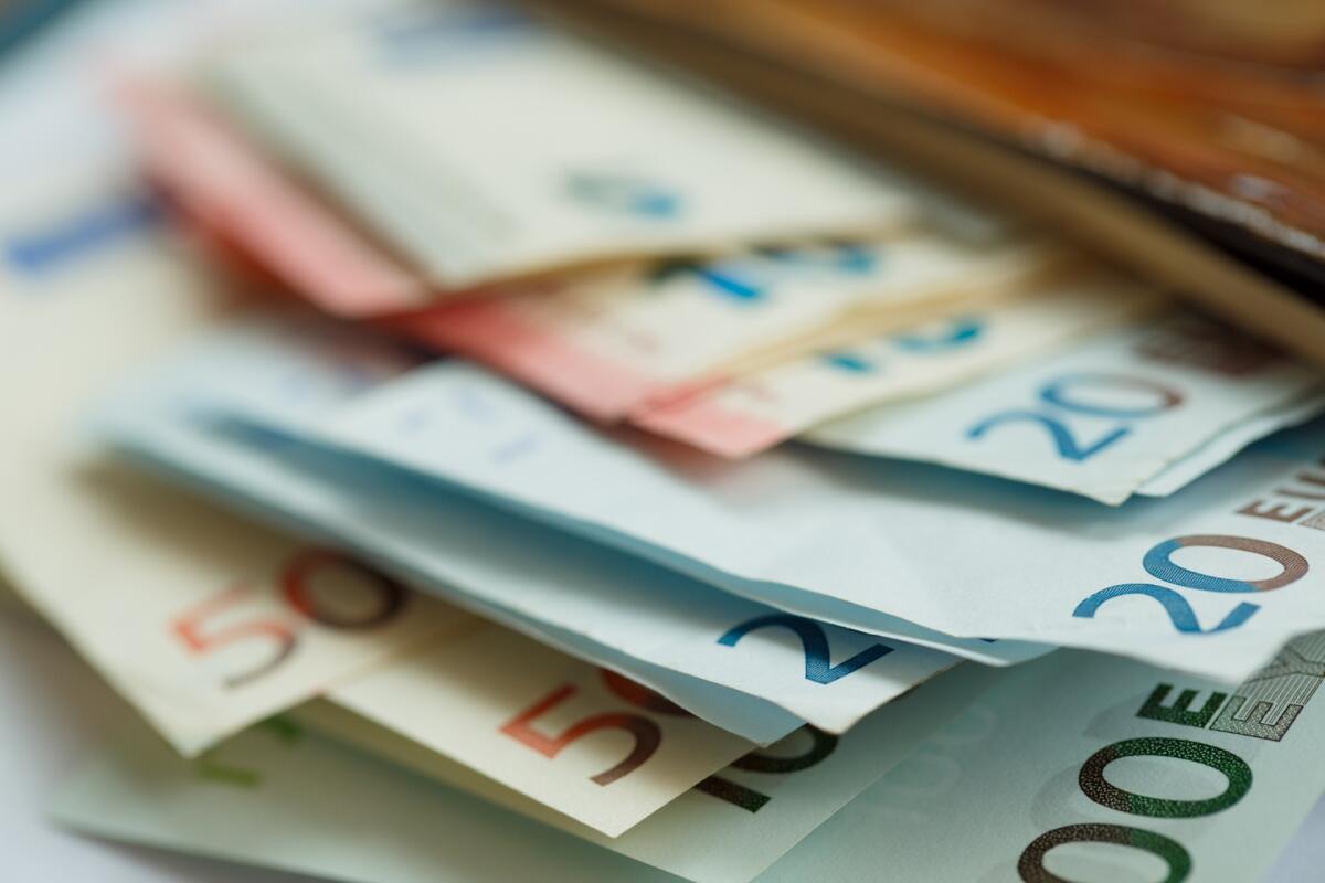 Riforma pensioni in alto mare: con Quota 104 si uscirà un anno dopo - Brown leather wallet with money euro inside it